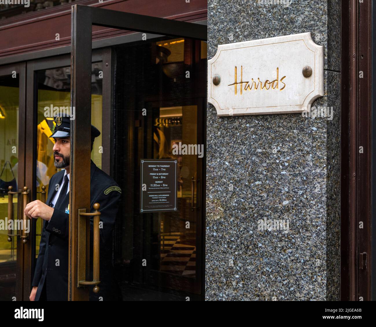 Londres, Royaume-Uni - 12 août 2021: Un garde de sécurité Harrods debout à l'une des entrées du célèbre magasin Harrods Department à Knightsbridge, Lond Banque D'Images