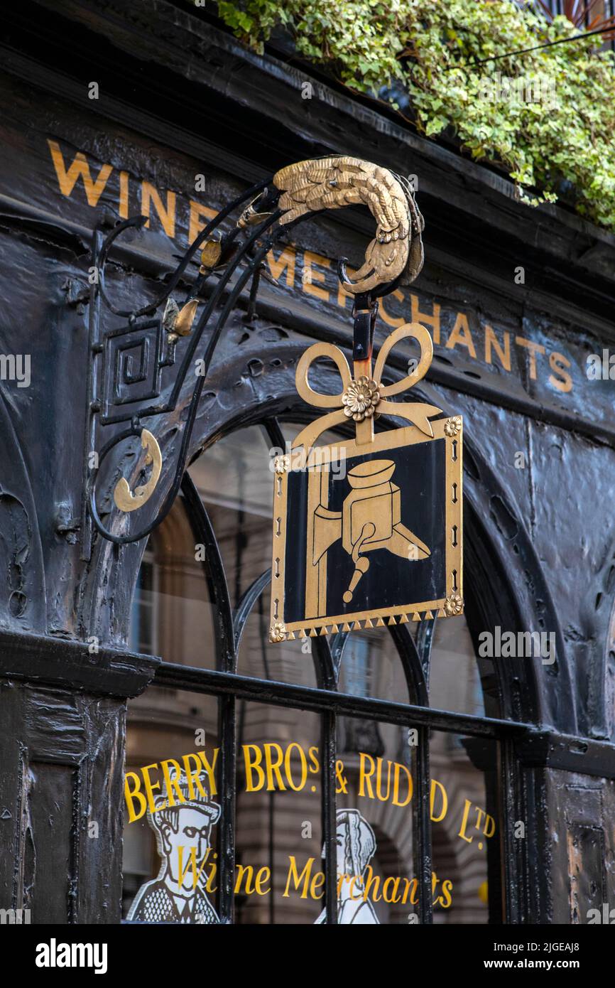 Londres, Royaume-Uni - 12 août 2021 : panneau d'époque au-dessus de l'entrée des marchands historiques Berry Bros. Et Rudd Wine dans le centre de Londres, Royaume-Uni. Banque D'Images