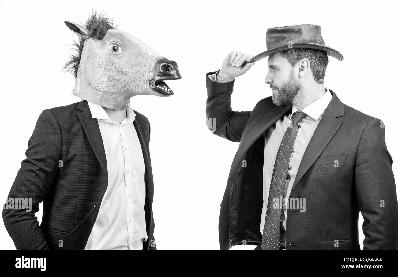 Si cool. Les hommes d'affaires bizarres portent une tête de cheval et un chapeau de cow-boy. Halloween d'entreprise. Parti d'entreprise Banque D'Images