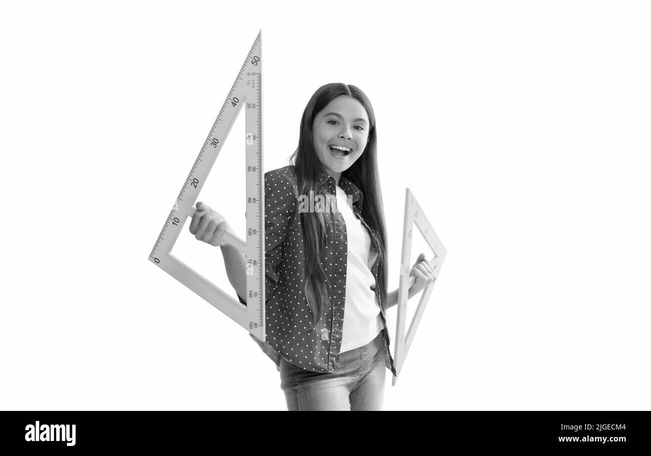 mathématiques. souriant drôle de fille de l'adolescence tenir le triangle règle. retour à l'école. algèbre et la géométrie. Banque D'Images