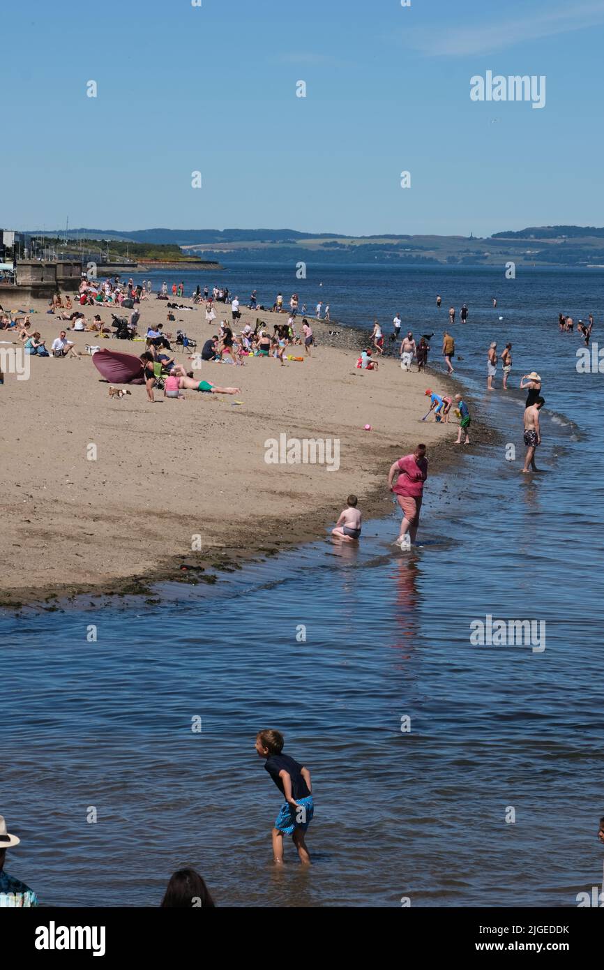 Édimbourg, Royaume-Uni. 10th juillet 2022. Sur ce qui est susceptible de s'avérer être le jour le plus chaud de l'année jusqu'à présent des milliers de personnes affluent à la plage de Portobello pour profiter du sable, de la mer et du soleil. &Copy; Credit: Cameron Cormack/Alay Live News Banque D'Images