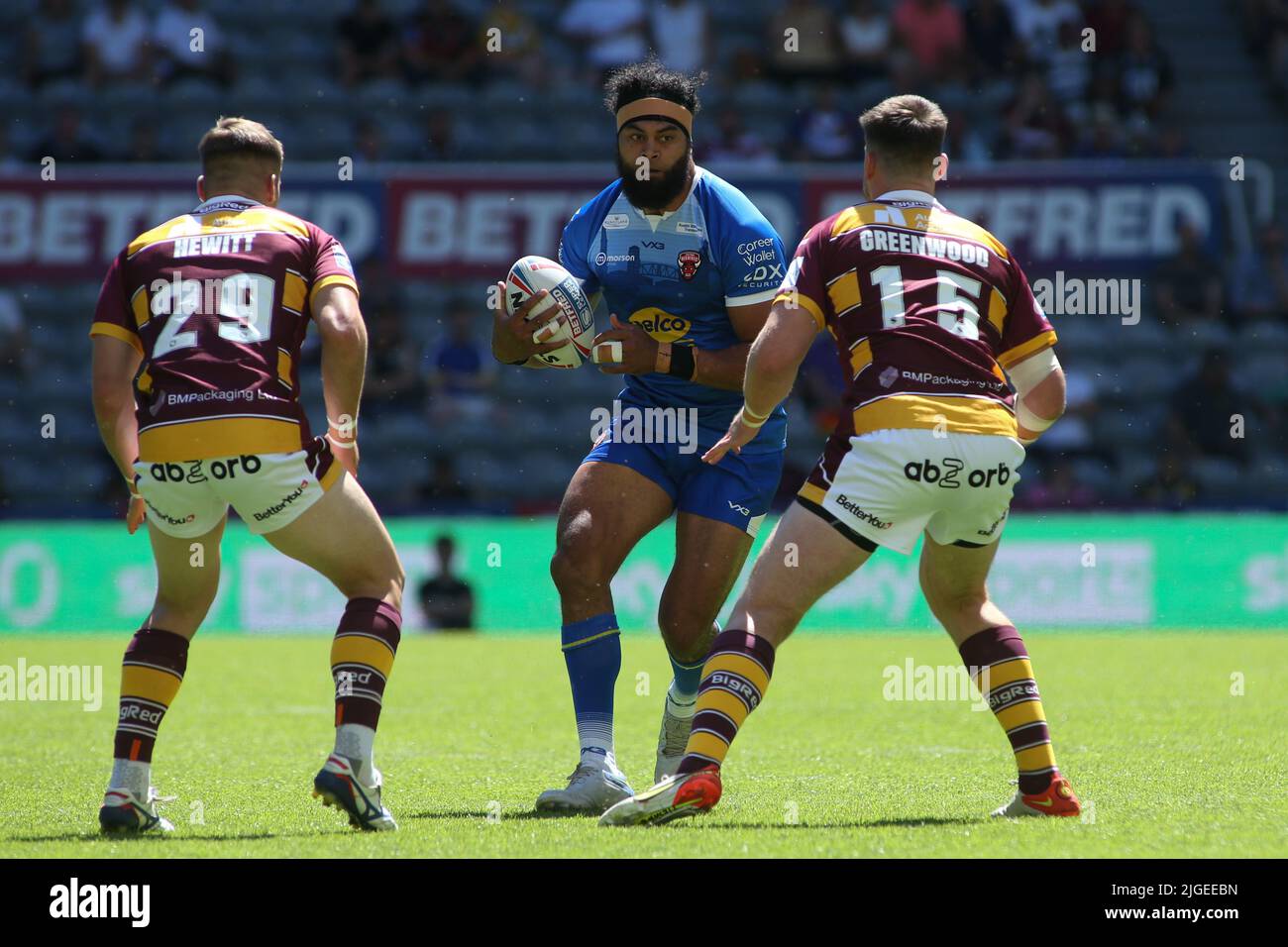 St James Park, Newcastle, Newcastle upon Tyne, Royaume-Uni. 10th juillet 2022. Betfred Super League - week-end magique Huddersfield Giants vs Salford Red Devils Sitaleki Akauloa de Salford Red Devils affronté par Sam Hewitt et Joe Greenwood de Huddersfield Giants. Crédit : Touchlinepics/Alamy Live News Banque D'Images