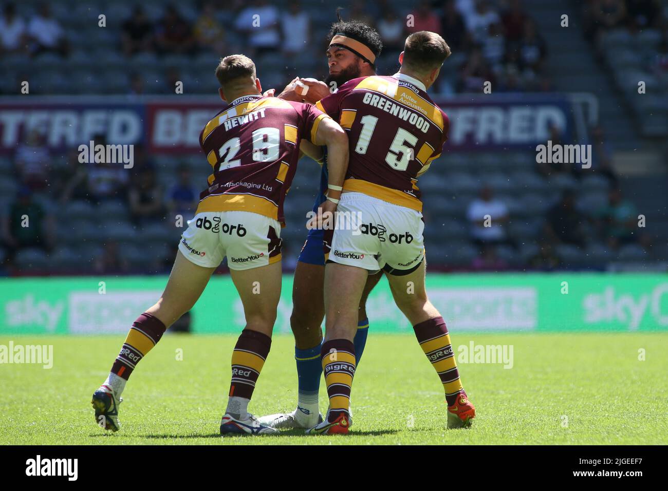 St James Park, Newcastle, Newcastle upon Tyne, Royaume-Uni. 10th juillet 2022. Betfred Super League - week-end magique Huddersfield Giants vs Salford Red Devils Sitaleki Akauloa de Salford Red Devils affronté par Sam Hewitt et Joe Greenwood de Huddersfield Giants. Crédit : Touchlinepics/Alamy Live News Banque D'Images