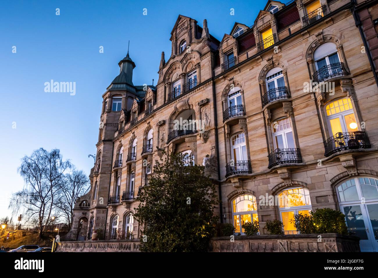 De magnifiques maisons sont illuminées par des lanternes sur la promenade en fin de soirée. Constance, Lac de Constance, Bade-Wurtemberg, Allemagne, Europe. Banque D'Images