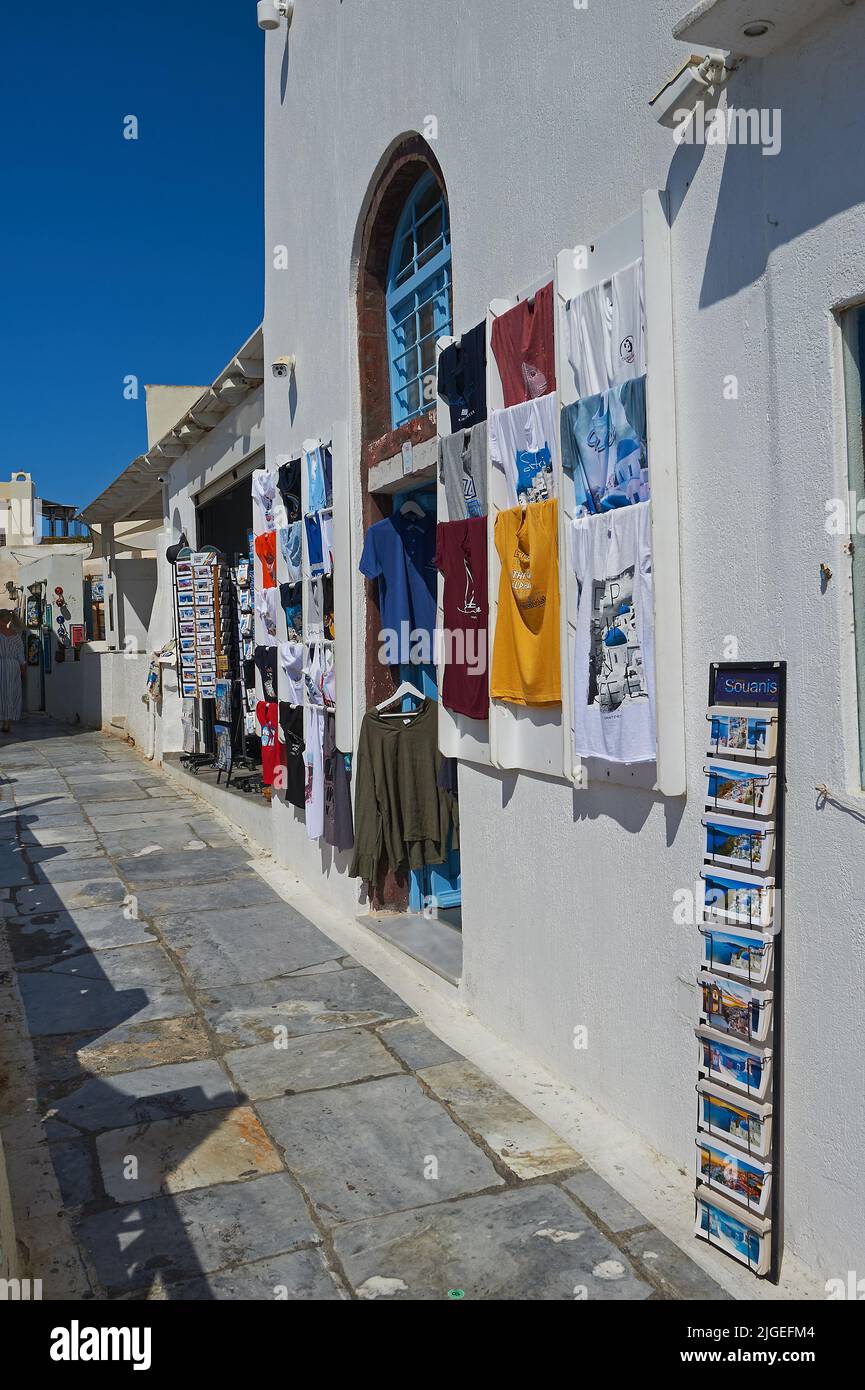 Oia, ou IA un village pittoresque de maisons blanches sur l'île de Santorin, une partie des îles Cyclades au large de la Grèce continentale Banque D'Images