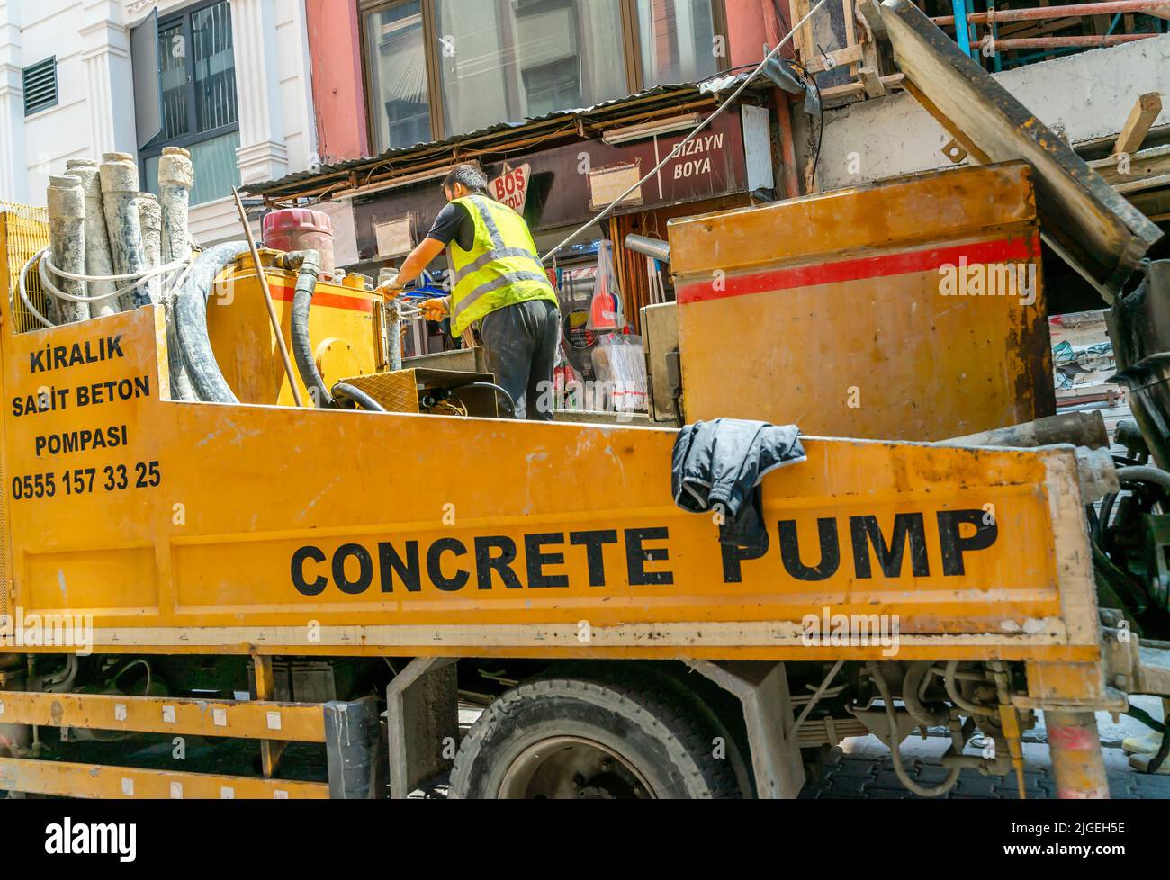 Camion de pompe à béton avec des travailleurs à Kadikoy, Istanbul, Turquie Banque D'Images