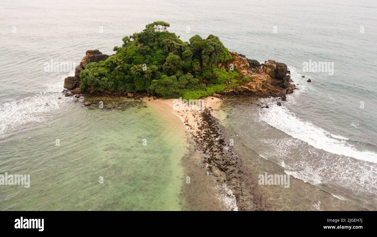 Vue de dessus de la petite île dans l'océan. Sri Lanka. Banque D'Images