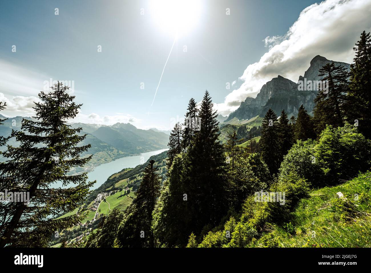 Randonnée à Walensee en Suisse pendant l'été Banque D'Images