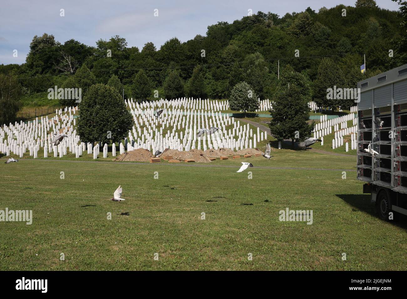 Dans le cadre de la commémoration du 27th anniversaire du génocide qui a commencé en juillet 1995 à Srebrenica, dans le cimetière du Centre commémoratif de Srebrenica - Potocari, des colombes de paix ont été libérées dans les airs, à Potocari, en Bosnie-Herzégovine, sur 10 juillet 2022. Photo: Armin Durgut/PIXSELL Banque D'Images