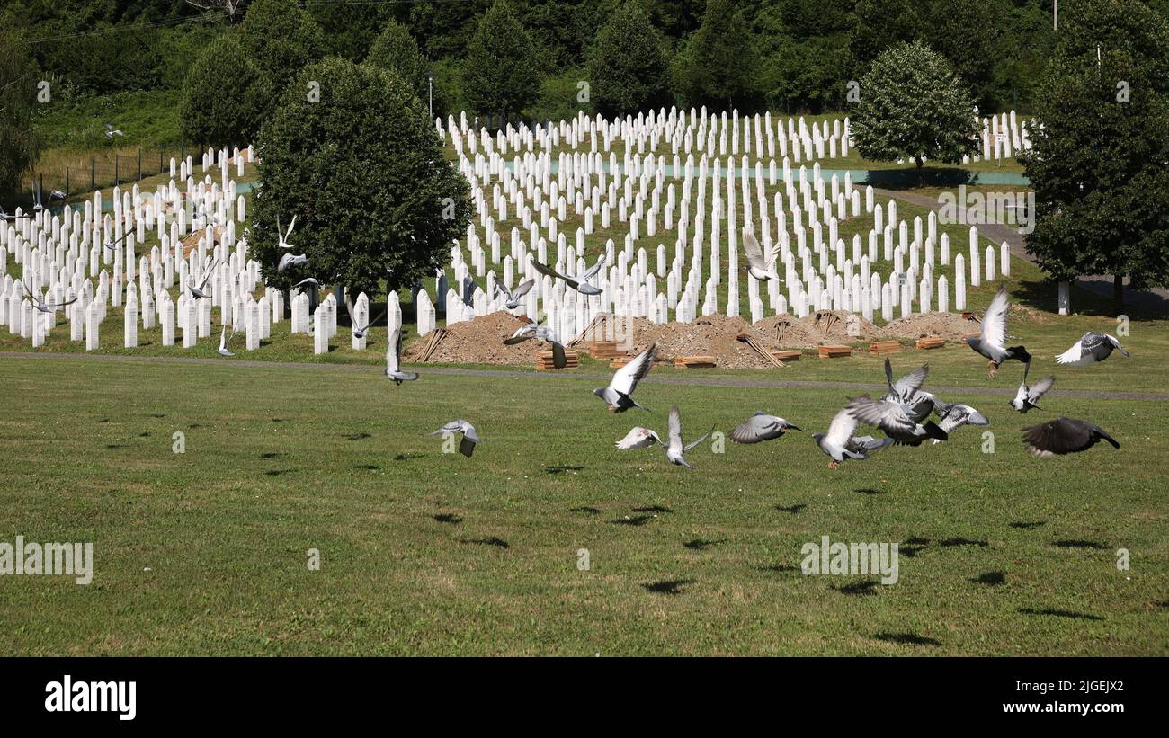 Dans le cadre de la commémoration du 27th anniversaire du génocide qui a commencé en juillet 1995 à Srebrenica, dans le cimetière du Centre commémoratif de Srebrenica - Potocari, des colombes de paix ont été libérées dans les airs, à Potocari, en Bosnie-Herzégovine, sur 10 juillet 2022. Photo: Armin Durgut/PIXSELL Banque D'Images