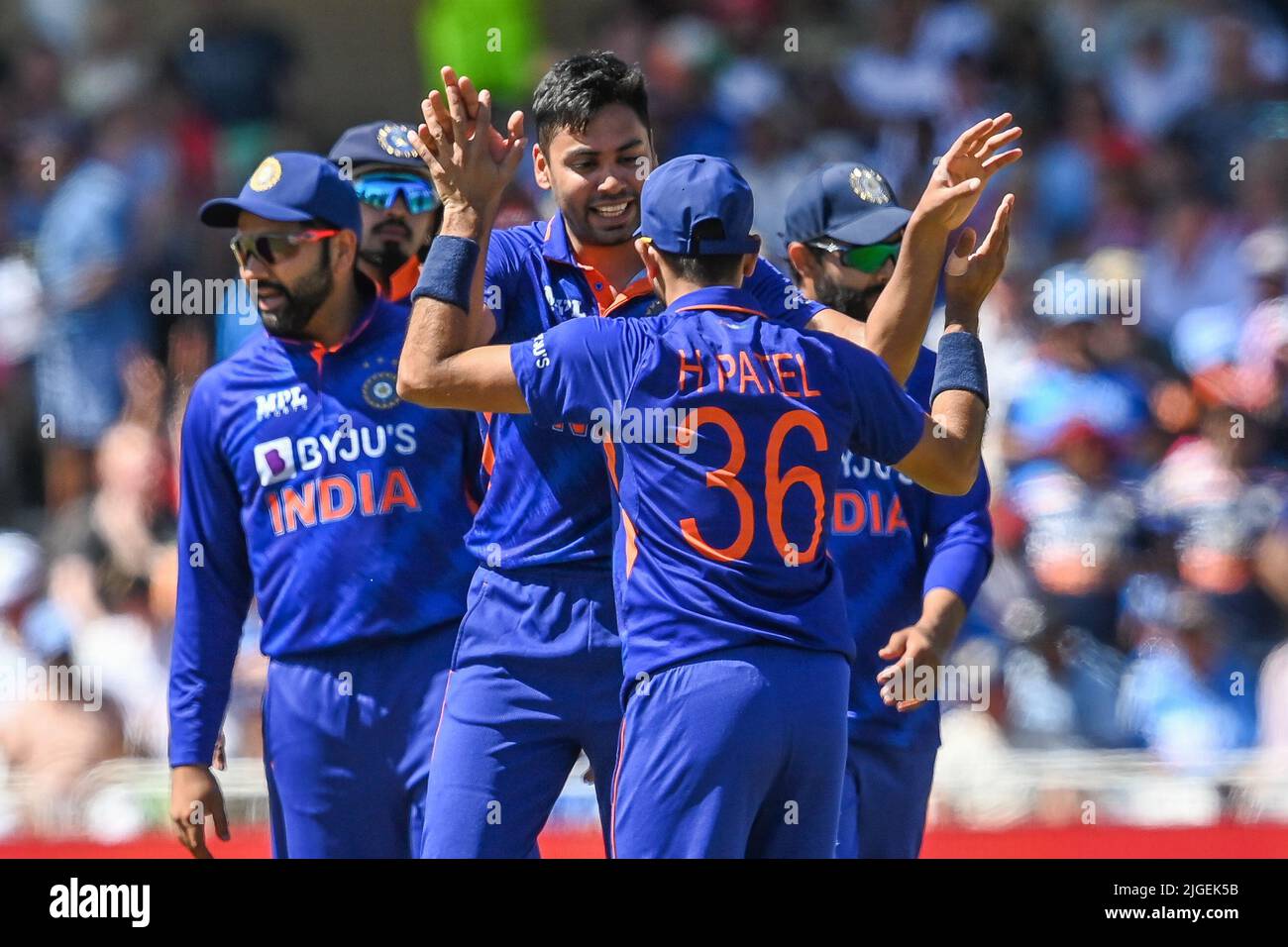 Aves Khan, de l'Inde, célèbre la cricket de Jos Buttler, d'Angleterre, le 7/10/2022. (Photo de Craig Thomas/News Images/Sipa USA) crédit: SIPA USA/Alay Live News Banque D'Images