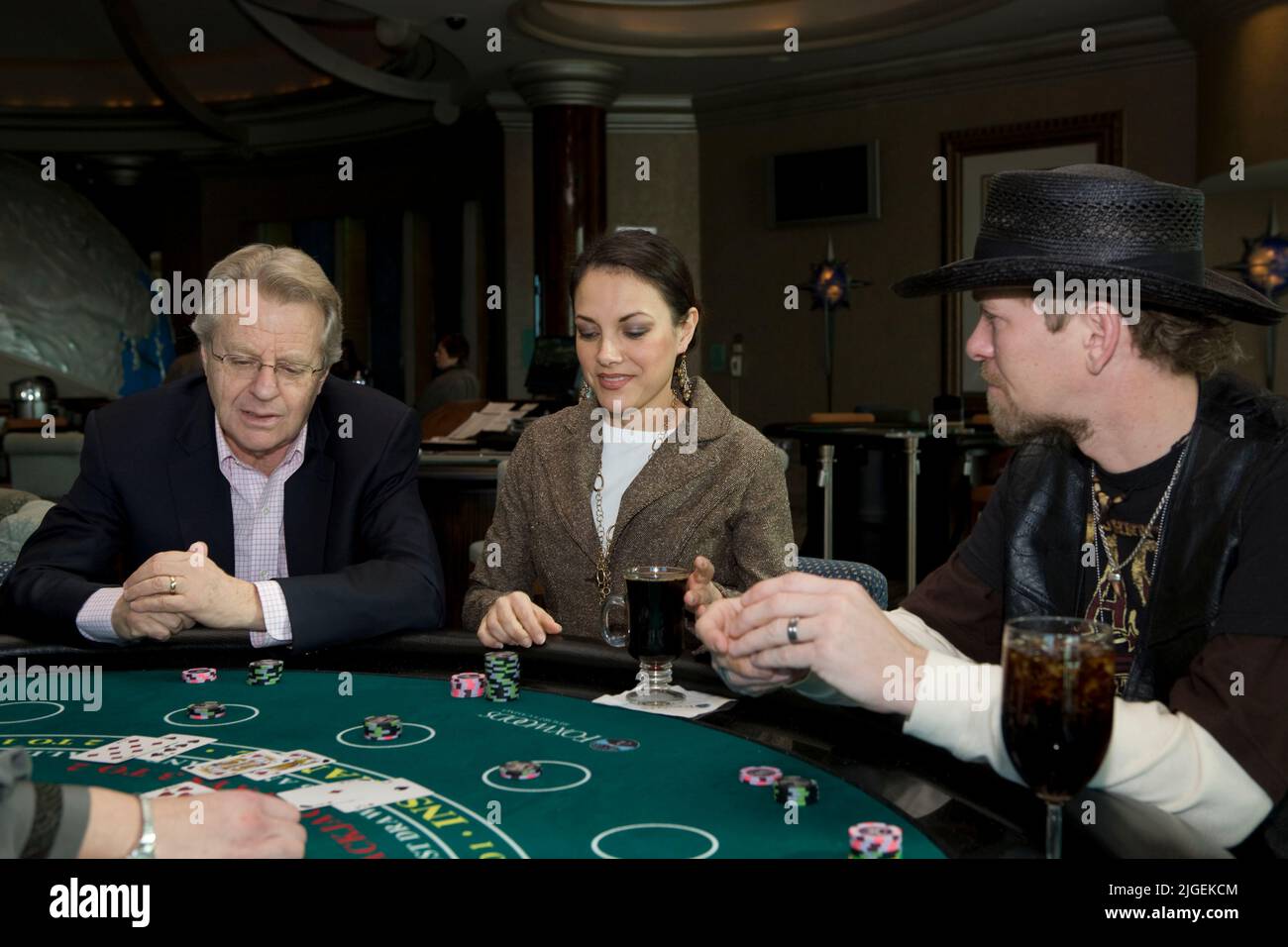 Kevin Skinner, vainqueur de l'America's Got Talent, joue au blackjack avec Barabara Padilla et l'hôte Jerry Springer. Banque D'Images