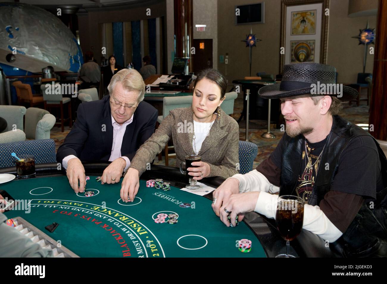 Kevin Skinner, vainqueur de l'America's Got Talent, joue au blackjack avec Barabara Padilla et l'hôte Jerry Springer. Banque D'Images