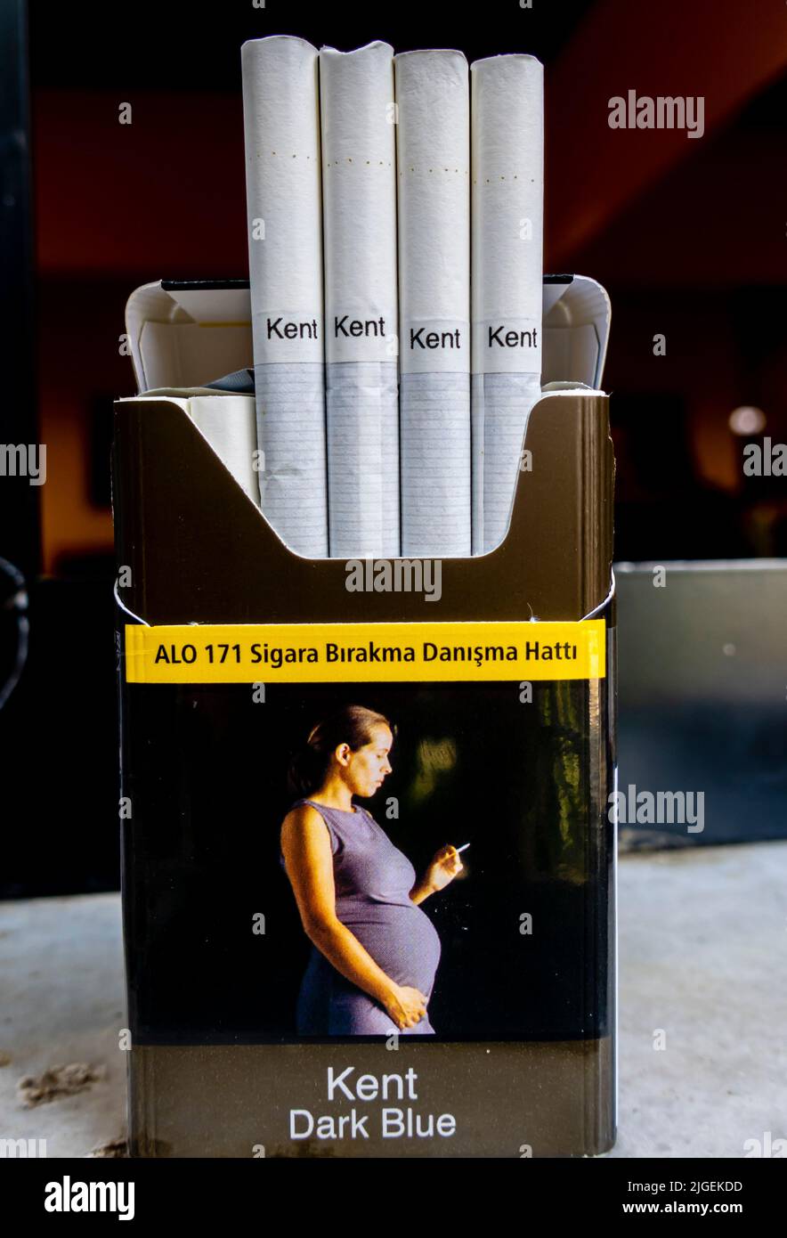 Kent Blue - édition turque - paquet de cigarettes avec une femme enceinte fumant l'avertissement d'image. maternité, santé, fumeur, fumeurs, implications, santé Banque D'Images