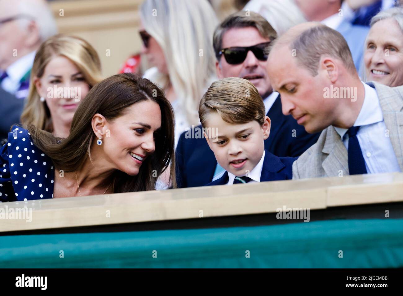 Londres, Royaume-Uni, 10th juillet 2022 : HRH Catherine (G-D), Duchesse de Cambridge, Prince Louis de Cambridge et Prince William lors de la finale masculine aux Championnats de Wimbledon 2022 au All England Lawn tennis and Croquet Club de Londres. Credit: Frank Molter/Alamy Live News Banque D'Images