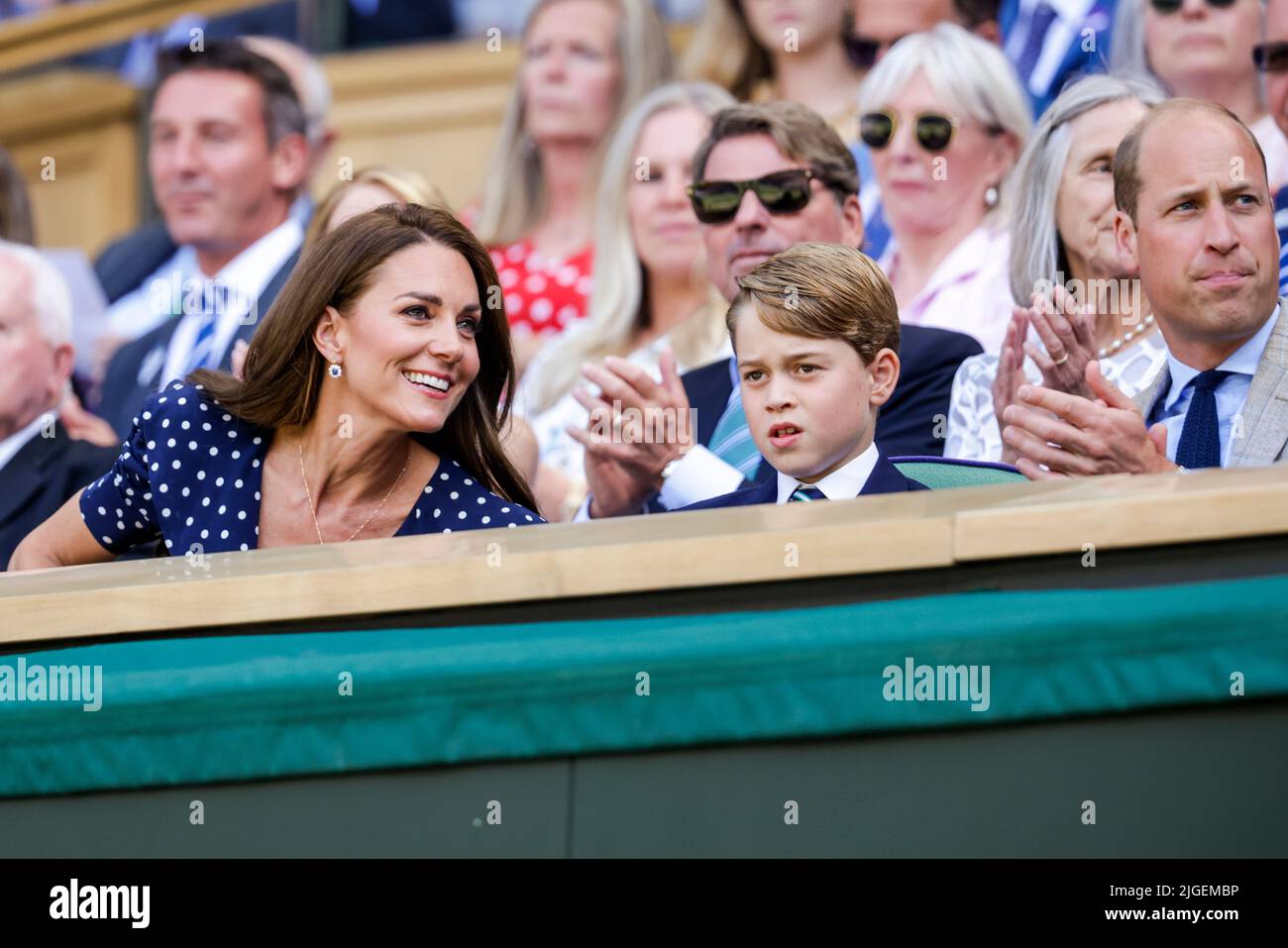 Londres, Royaume-Uni, 10th juillet 2022 : HRH Catherine (G-D), Duchesse de Cambridge, Prince Louis de Cambridge et Prince William lors de la finale masculine aux Championnats de Wimbledon 2022 au All England Lawn tennis and Croquet Club de Londres. Credit: Frank Molter/Alamy Live News Banque D'Images