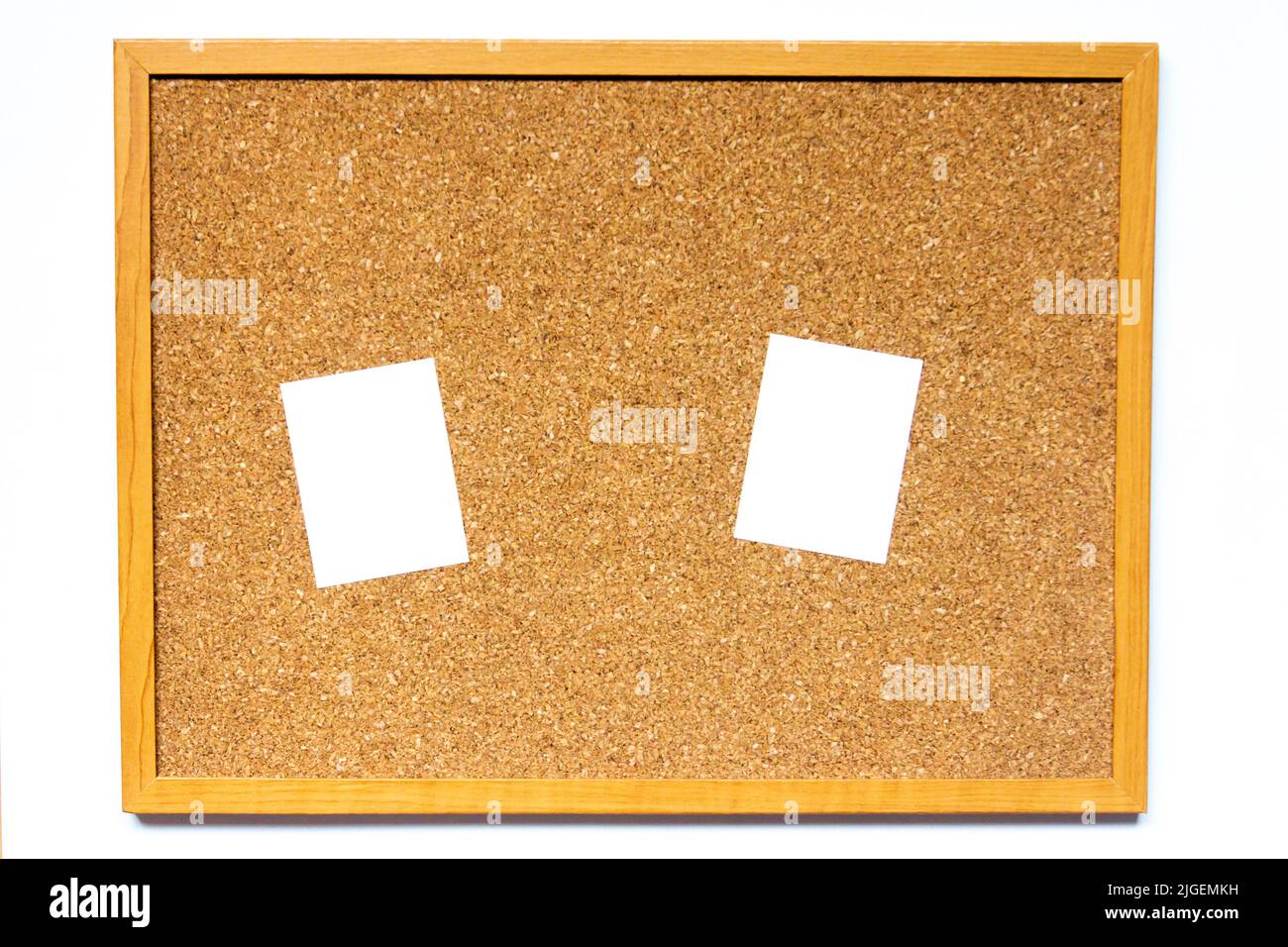 Tableau de correspondance avec papier note blanc placé sur fond blanc avec espace de copie Banque D'Images