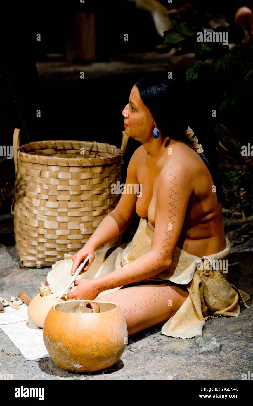 Femme amérindienne assise Banque D'Images