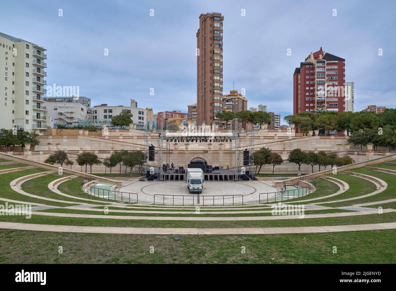 Amphithéâtre dans l'élégant parc de l'aigüera (la Aigüera). Parc pittoresque de style néoclassique à Benidorm, Alicante, Espagne, Europe Banque D'Images Amphithéâtre dans l'élégant parc de l'aigüera (la Aigüera). Parc pittoresque de style néoclassique à Benidorm, Alicante, Espagne, Europe Banque D'Images