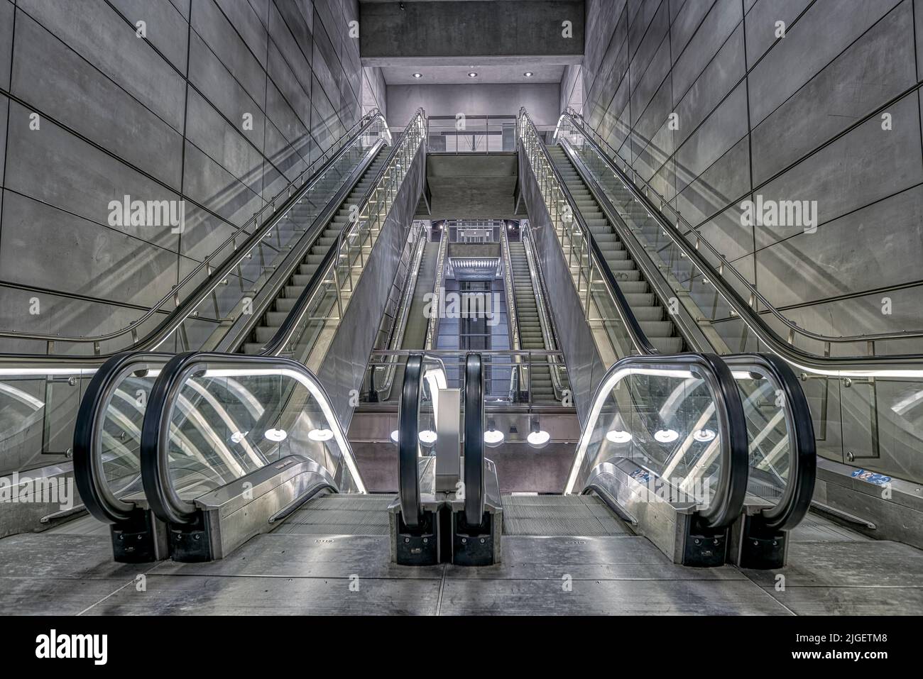 Escaliers roulants dans un feu gris futuriste à la station de métro Amagerbro à Copenhague Banque D'Images