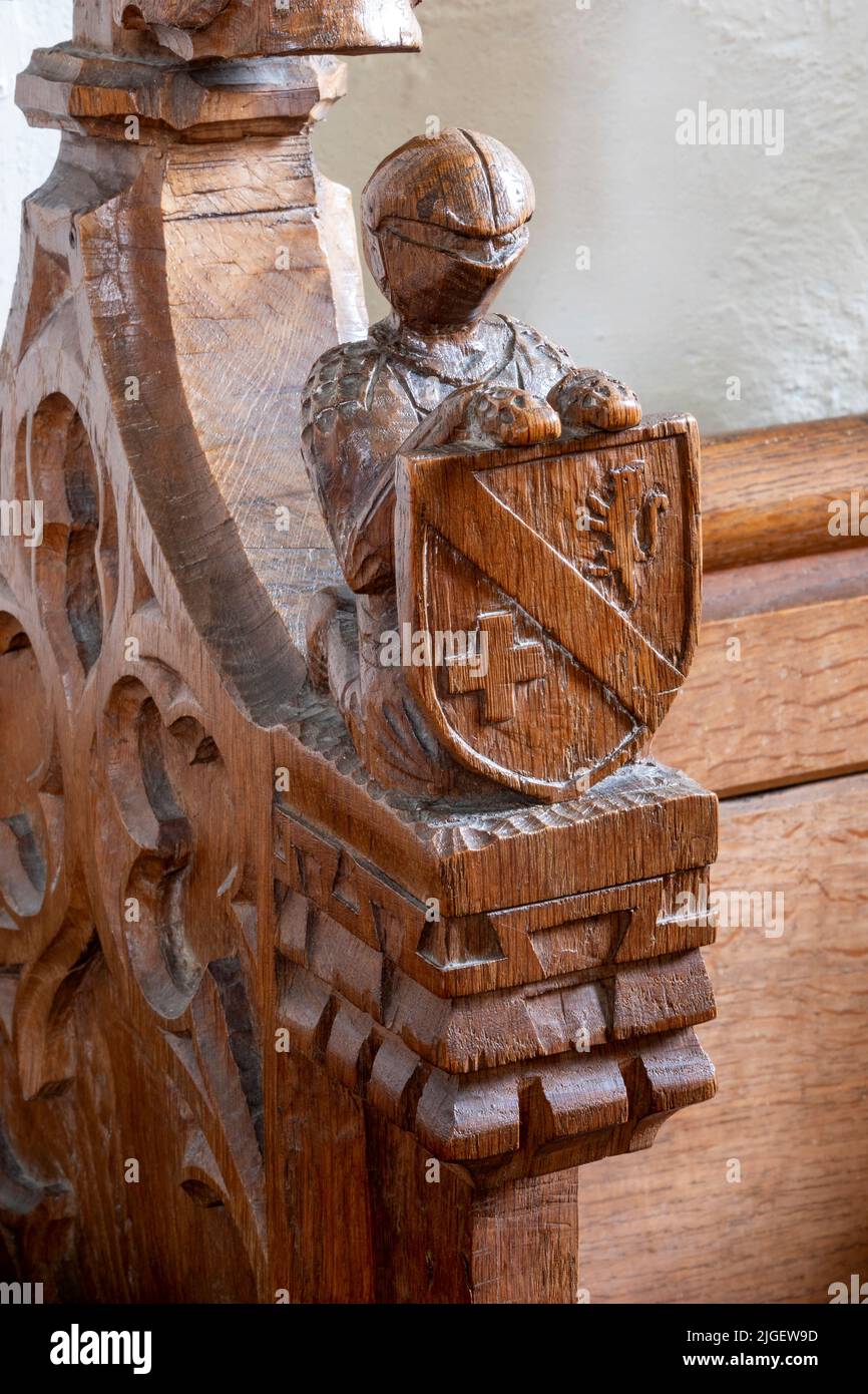 Une extrémité de banc sculptée par M. Langman de Framlingham dans le style du 14th siècle à l'église Saint-Pierre, Charsfield, Suffolk Banque D'Images