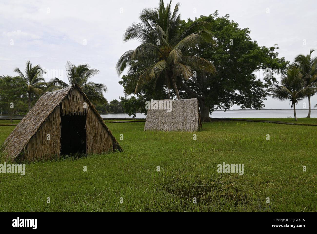 Paysage tropical avec vue panoramique sur l'ancien village de Taino un site culturel avec des habitants indigènes à Boca de Guamá. Matanzas Cuba. Banque D'Images