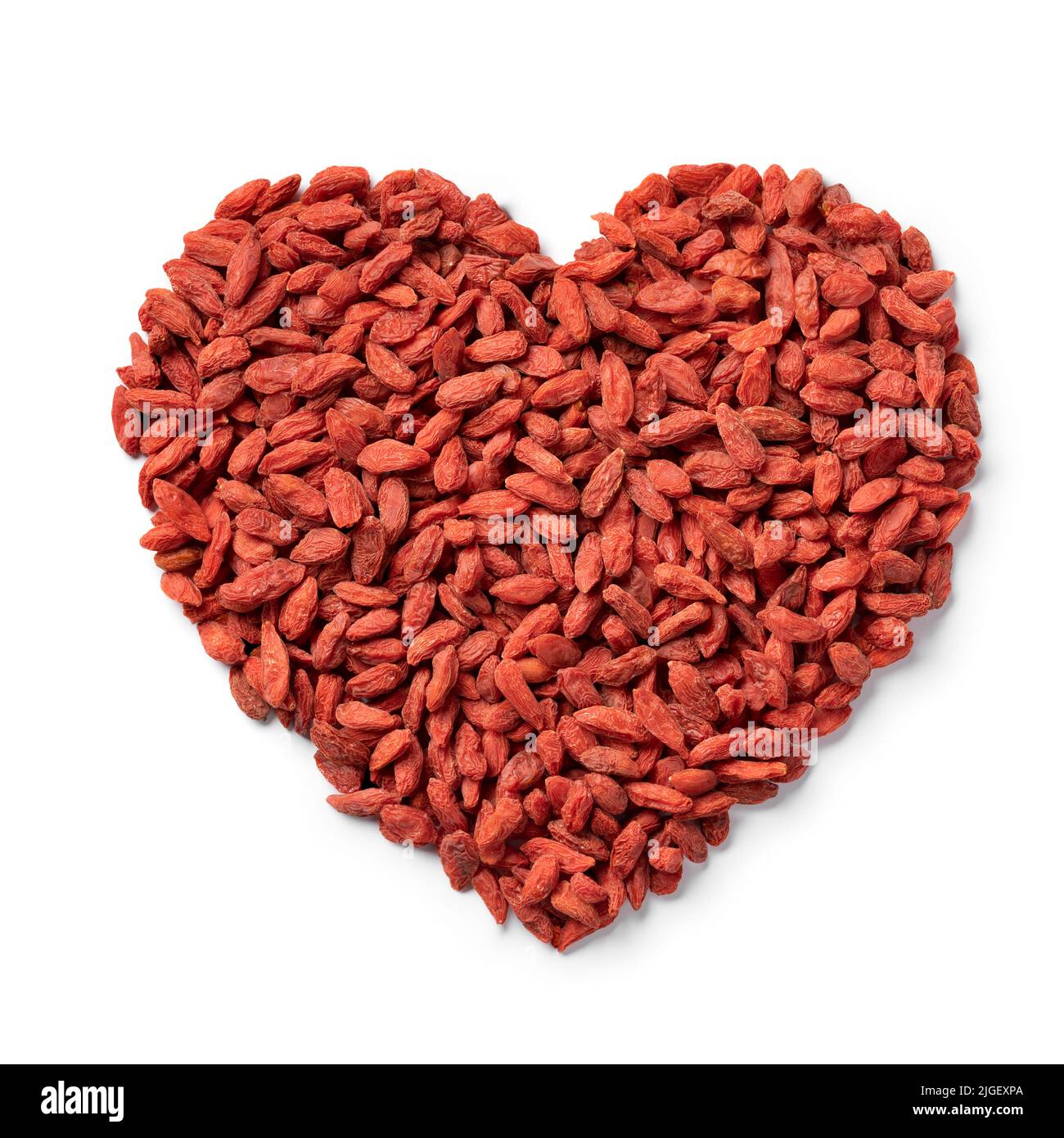 Baies de goji séchées en forme de coeur isolées sur fond blanc gros plan Banque D'Images