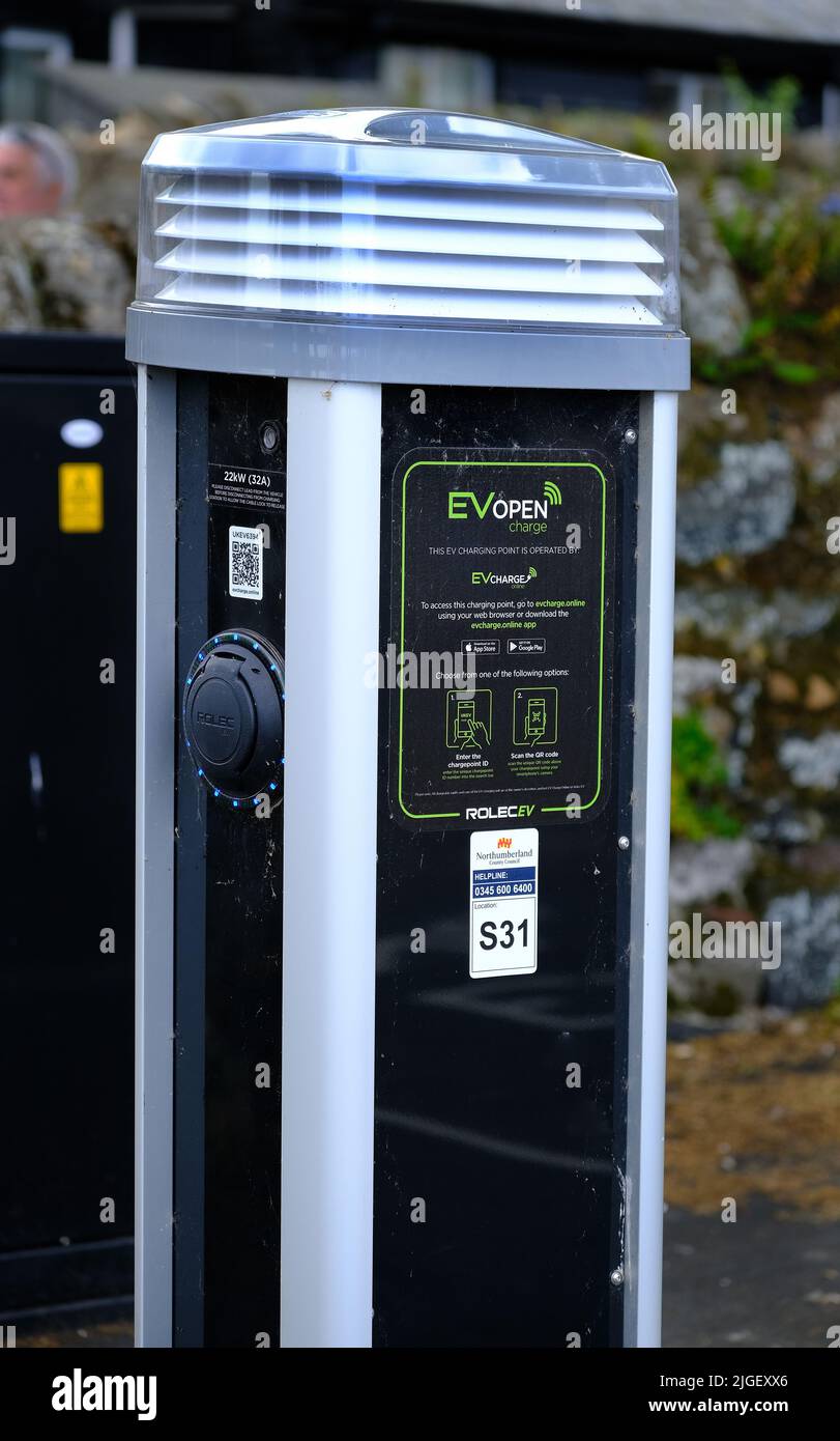 Point de recharge de voiture électrique moderne dans le parking public. Banque D'Images