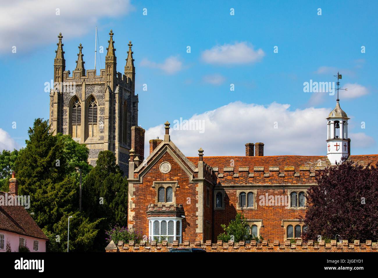 Une belle vue sur l'église de la Sainte Trinité et l'hôpital de la Trinité dans le village de long Melford à Suffolk, Royaume-Uni. Banque D'Images