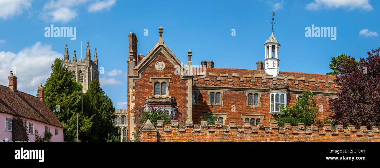 Une belle vue panoramique de l'église de la Sainte Trinité et de l'hôpital de la Trinité dans le village de long Melford à Suffolk, Royaume-Uni. Banque D'Images