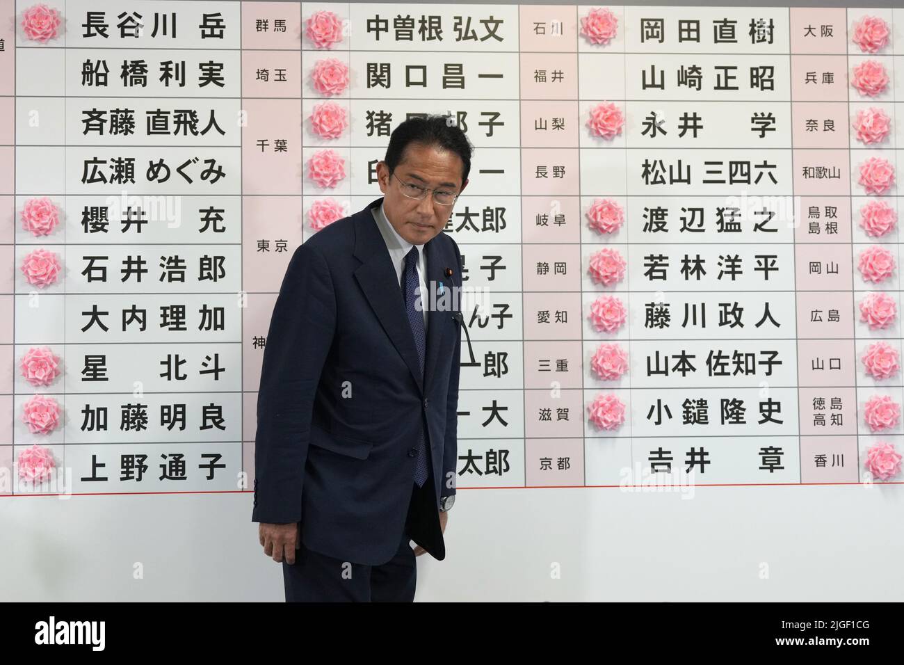 Tokyo, Japon. 10th juillet 2022. Fumio Kishida, Premier ministre japonais et président du Parti libéral-démocrate (PLD), place un livre rouge sur le nom d'un candidat du PLD, pour indiquer une victoire aux élections à la Chambre haute, au siège du parti à Tokyo, au Japon, dimanche, 10 juillet 2022. (Credit image: © POOL via ZUMA Press Wire) Credit: ZUMA Press, Inc./Alamy Live News Banque D'Images