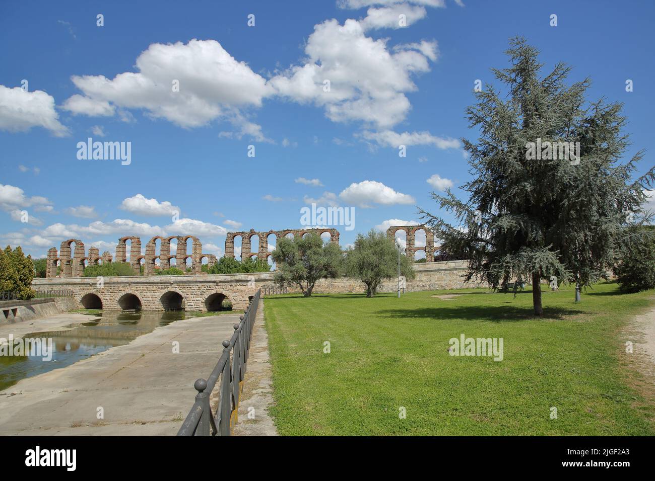 Pont historique de l'UNESCO Puente Romano de la Puerta et UNESCO Acueducto de los Milagros au-dessus du Rio Albarregas à Mérida, Estrémadure, Espagne Banque D'Images