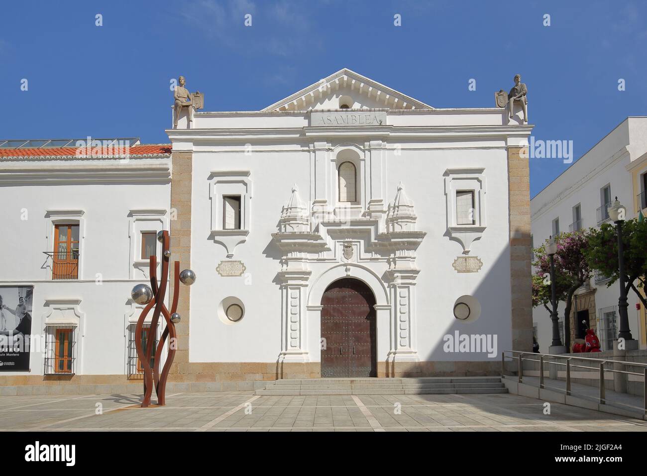 Sculpture en face de l'Assemblée régionale d'Asamblea à Merida, Estrémadure, Espagne Banque D'Images
