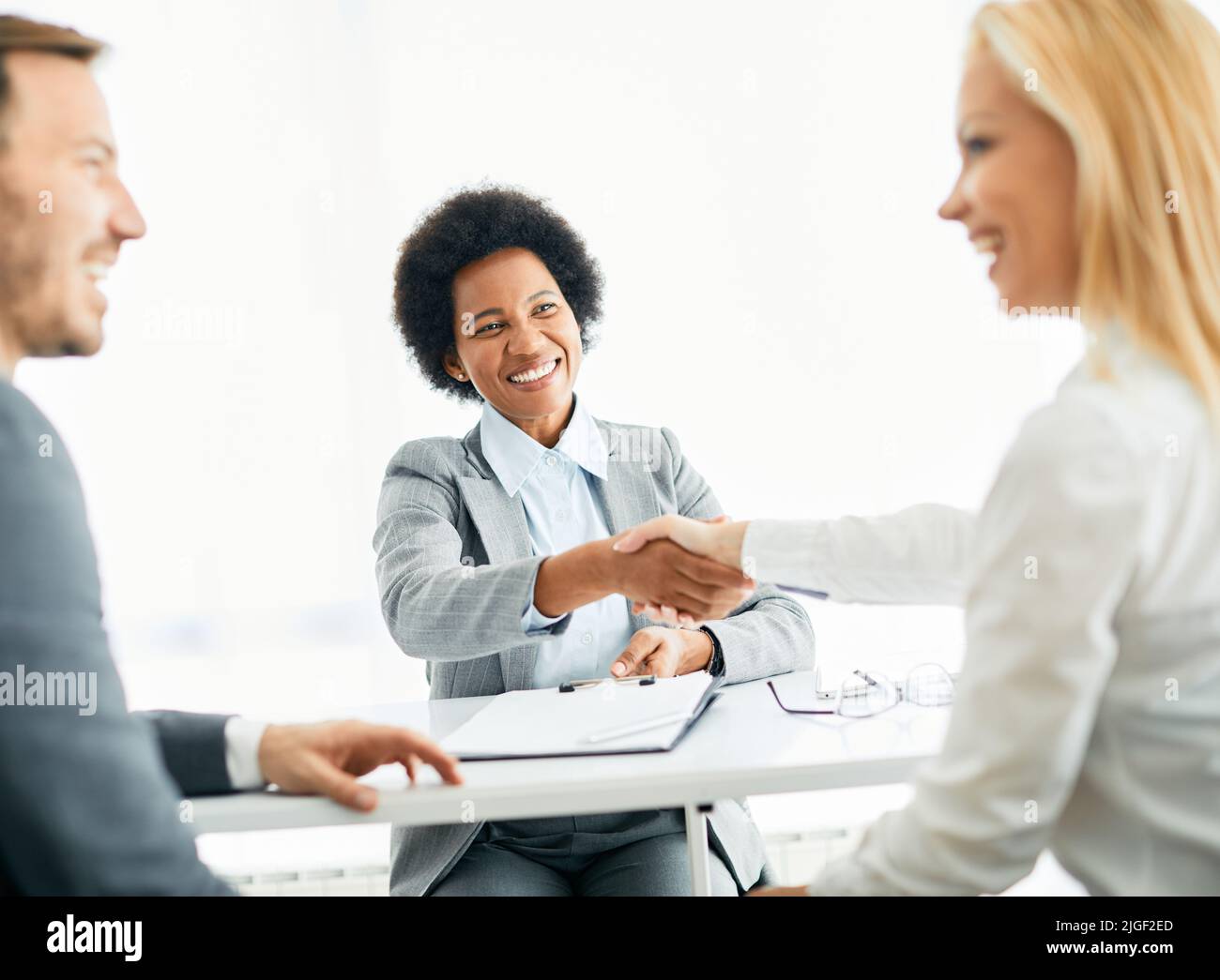 business femme d'affaires poignée de main femme réunion de main agent de contrat immobilier consultant accord Banque D'Images