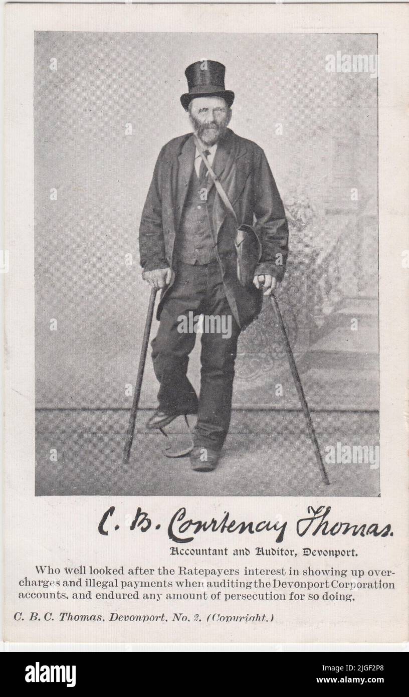 Portrait autopublié de Charles Bernard Courtenay Thomas, comptable et vérificateur, Devonport. C. B. Courtenay Thomas porte un chapeau haut avec une sacoche au-dessus d'une épaule, il est debout soutenu par deux béquilles et possède un support métallique surélevé sur une chaussure. Courtenay Thomas était connu localement pour des litiges fréquents et compulsifs Banque D'Images