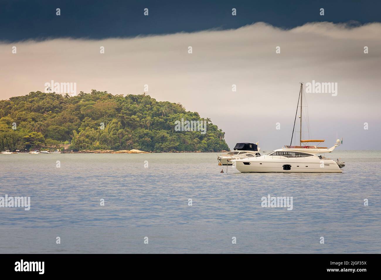 Baie avec voilier à Jurere Beach au coucher du soleil Florianopolis, Brésil Banque D'Images
