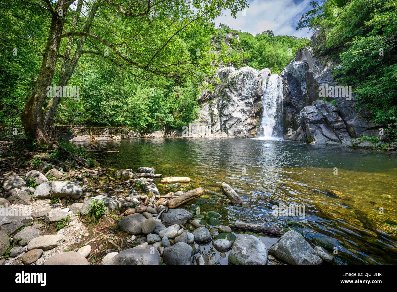 Cascade de Sainte-Barbara au nord de Paranesti vers Dipotamia au bord des montagnes Rhodopi, Macédoine orientale, Grèce. Banque D'Images