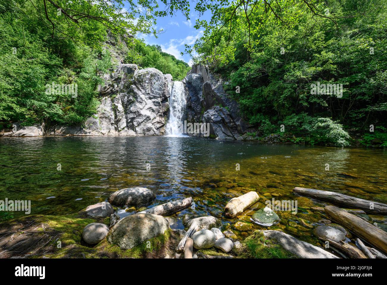 Cascade de Sainte-Barbara au nord de Paranesti vers Dipotamia au bord des montagnes Rhodopi, Macédoine orientale, Grèce. Banque D'Images