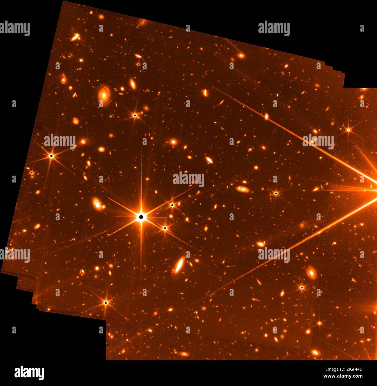 Washington, États-Unis. 10th juillet 2022. Le télescope spatial James Webb de la NASA a acquis cette image test du capteur de guidage fin (FSG) en parallèle avec l'imagerie NIRCam de l'étoile HD147980 au début du mois de mai 2022. Cette image technique représente 32 heures de temps d'exposition à plusieurs points de chevauchement du canal Guider 2. Il n'y a qu'une poignée d'étoiles dans cette image - distinguée par leurs pointes de diffraction. Le reste des objets sont des milliers de galaxies faibles, certaines dans l'univers voisin mais beaucoup plus dans l'univers lointain. Crédit NASA/UPI : UPI/Alay Live News Banque D'Images