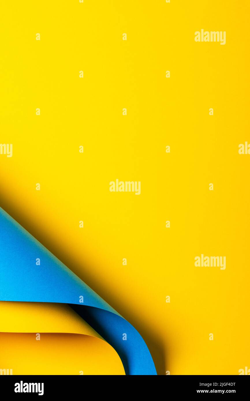 Vague abstraite de papier jaune et bleu clair. Papier courbe géométrique créatif avec lumière et ombres. Arrière-plan de géométrie abstraite avec espace de copie Banque D'Images