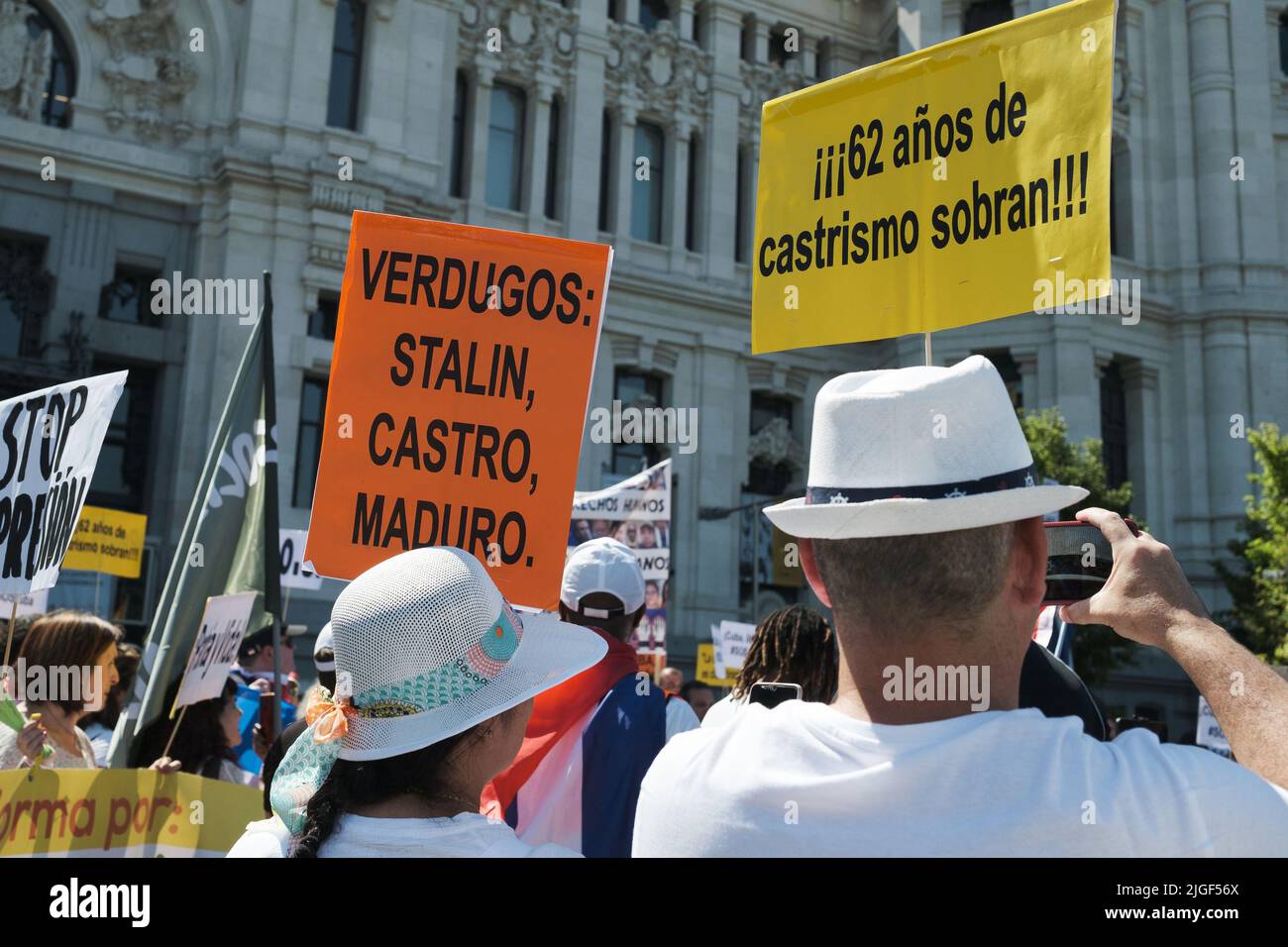 Madrid, Espagne. 10th juillet 2022. Les manifestants tiennent des pancartes exprimant leur opinion lors de la manifestation pour exiger la fin de la dictature et la liberté des prisonniers politiques détenus à Cuba sur le Paseo de Prado à Madrid. La marche est organisée par #SOSCUBA pour commémorer le 11 juillet et exiger la fin de la dictature à Cuba. (Photo par Atilano Garcia/SOPA Images/Sipa USA) crédit: SIPA USA/Alay Live News Banque D'Images