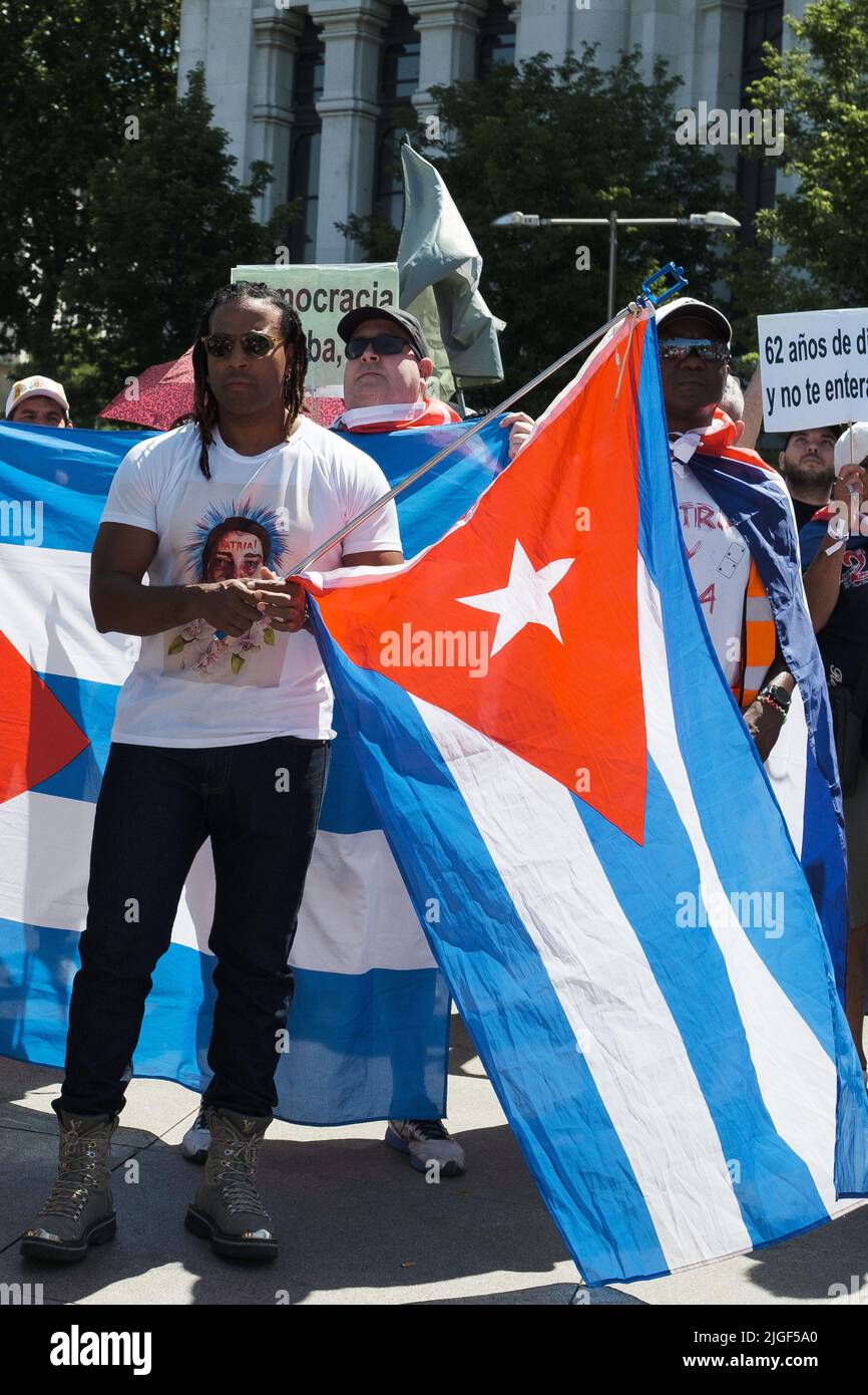 Le chanteur Yotuel Romero détient un drapeau cubain lors de la manifestation pour exiger la fin de la dictature et la liberté des prisonniers politiques détenus à Cuba sur le Paseo de Prado à Madrid. La marche est organisée par #SOSCUBA pour commémorer le 11 juillet et exiger la fin de la dictature à Cuba. (Photo par Atilano Garcia / SOPA Images / Sipa USA) Banque D'Images