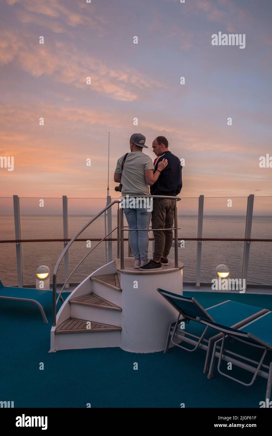 un couple regardant le coucher du soleil ensemble Banque D'Images