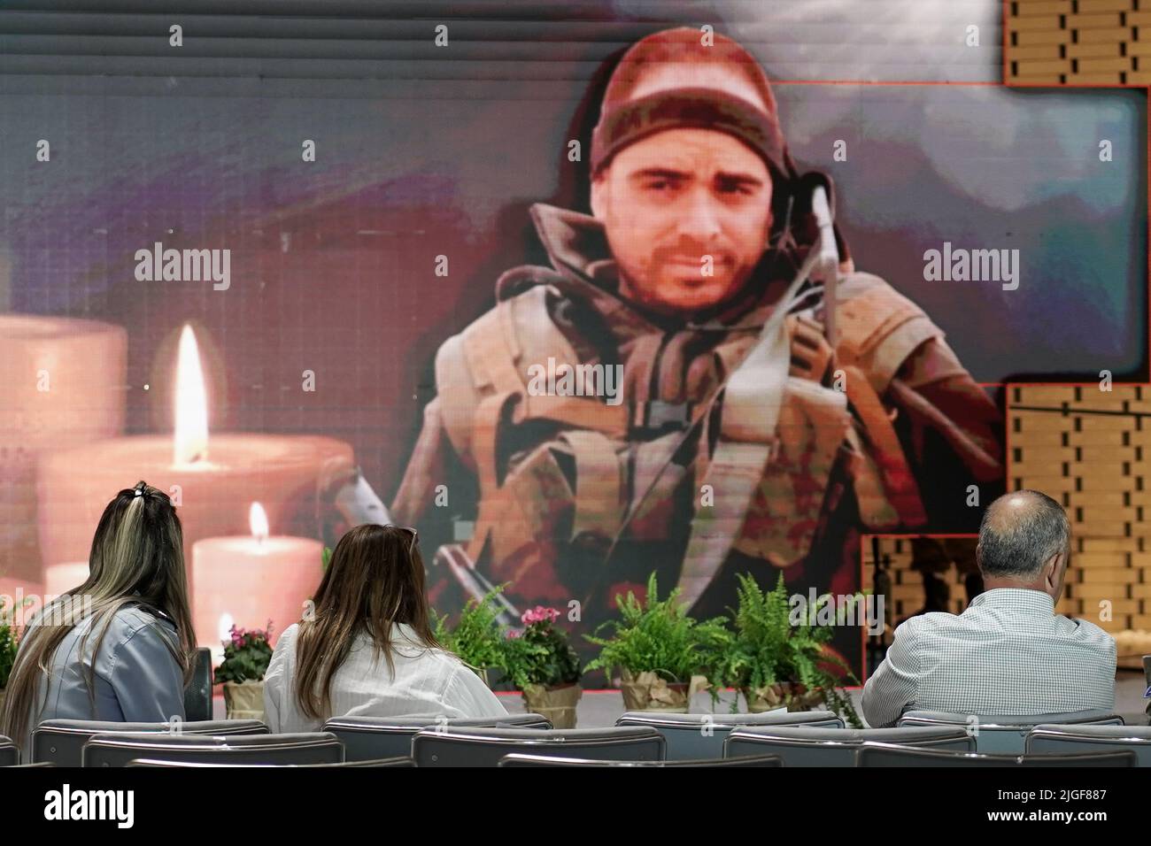 Jérusalem, Israël. 10th juillet 2022. Israël commémore 68 soldats des FDI lors de la cérémonie commémorative des morts dans l'opération Protective Edge, la guerre de Gaza de 2014, au National Memorial Hall pour les morts d'Israël dans le Mt. Cimetière militaire Herzl. La structure, inaugurée en avril 2017, commémore les noms de tous les militaires et femmes qui ont donné leur vie au pays. Les noms de plus de 23 000 sont éternellement gravés dans des carreaux honorant leur mémoire et leur sacrifice. Crédit : NIR Amon/Alamy Live News Banque D'Images