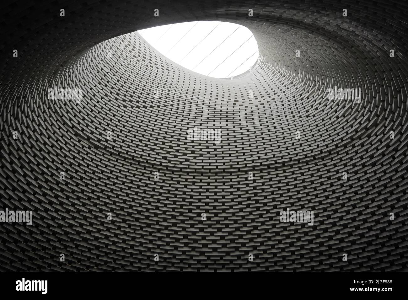 Jérusalem, Israël. 10th juillet 2022. Israël commémore 68 soldats des FDI lors de la cérémonie commémorative des morts dans l'opération Protective Edge, la guerre de Gaza de 2014, au National Memorial Hall pour les morts d'Israël dans le Mt. Cimetière militaire Herzl. La structure, inaugurée en avril 2017, commémore les noms de tous les militaires et femmes qui ont donné leur vie au pays. Les noms de plus de 23 000 sont éternellement gravés dans des carreaux honorant leur mémoire et leur sacrifice. Crédit : NIR Amon/Alamy Live News Banque D'Images