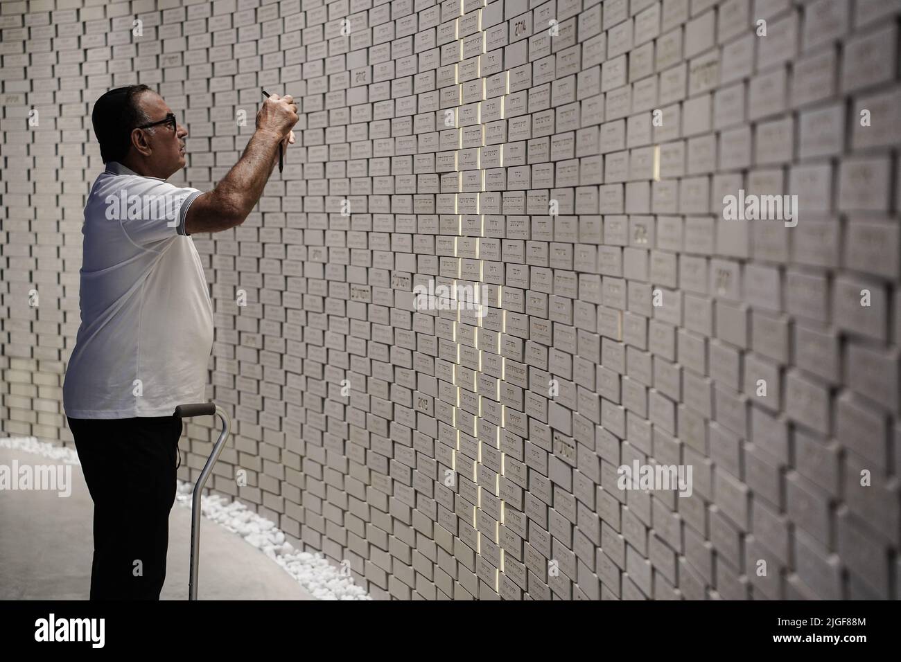 Jérusalem, Israël. 10th juillet 2022. Israël commémore 68 soldats des FDI lors de la cérémonie commémorative des morts dans l'opération Protective Edge, la guerre de Gaza de 2014, au National Memorial Hall pour les morts d'Israël dans le Mt. Cimetière militaire Herzl. La structure, inaugurée en avril 2017, commémore les noms de tous les militaires et femmes qui ont donné leur vie au pays. Les noms de plus de 23 000 sont éternellement gravés dans des carreaux honorant leur mémoire et leur sacrifice. Crédit : NIR Amon/Alamy Live News Banque D'Images