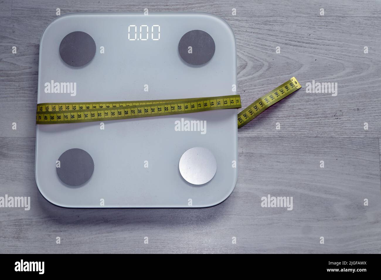 Image symbolique pour le contrôle du régime et du poids : balance avec mètre ruban Banque D'Images