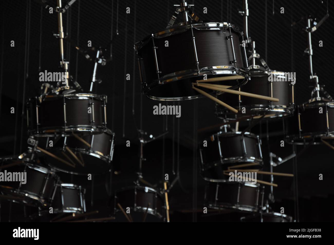 Une prise de vue en studio d'un tambour pleine grandeur sur fond noir Banque D'Images