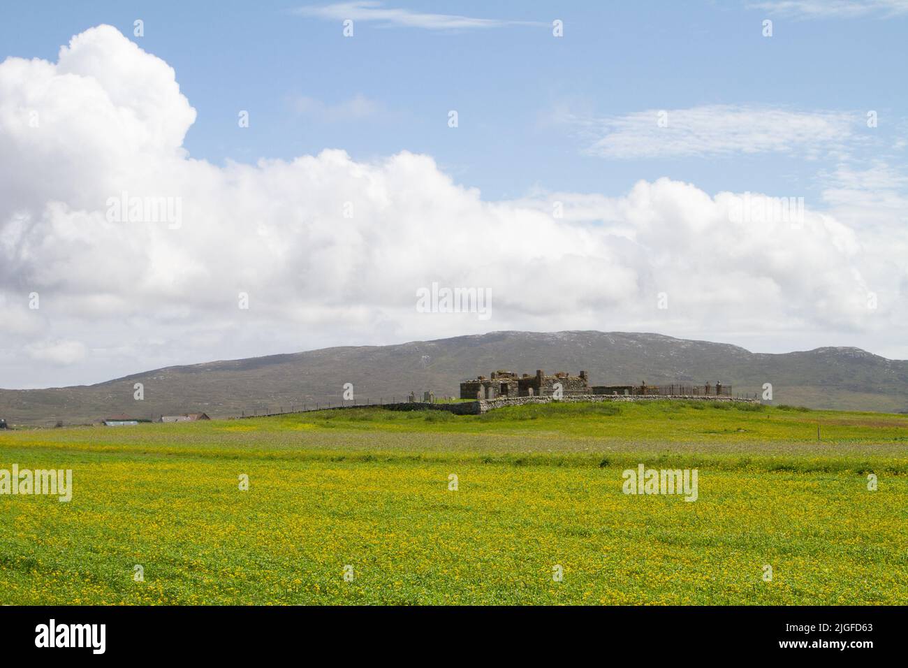 Chapelle de Boisdale et lieu de sépulture au-dessus du machair à Boisdale, South Uist, Hebrides, Écosse Banque D'Images