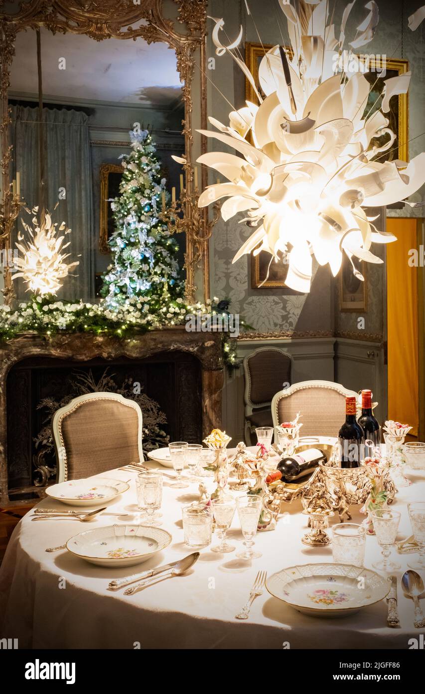 Waddesdon Manor dans Buckinghamshire à la recherche étonnante, a mis en avant pour Noël avec des arbres de Noël, des lumières illuminées et d'autres décorations de fête. Banque D'Images